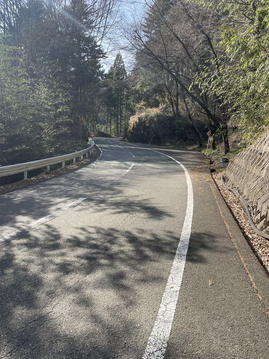 WalkHacker's tweet photo. 新道を行ってらくしようと思ったのに旧道を選んでしまい峠を上がるなう https://t.co/cH44q2TKi4