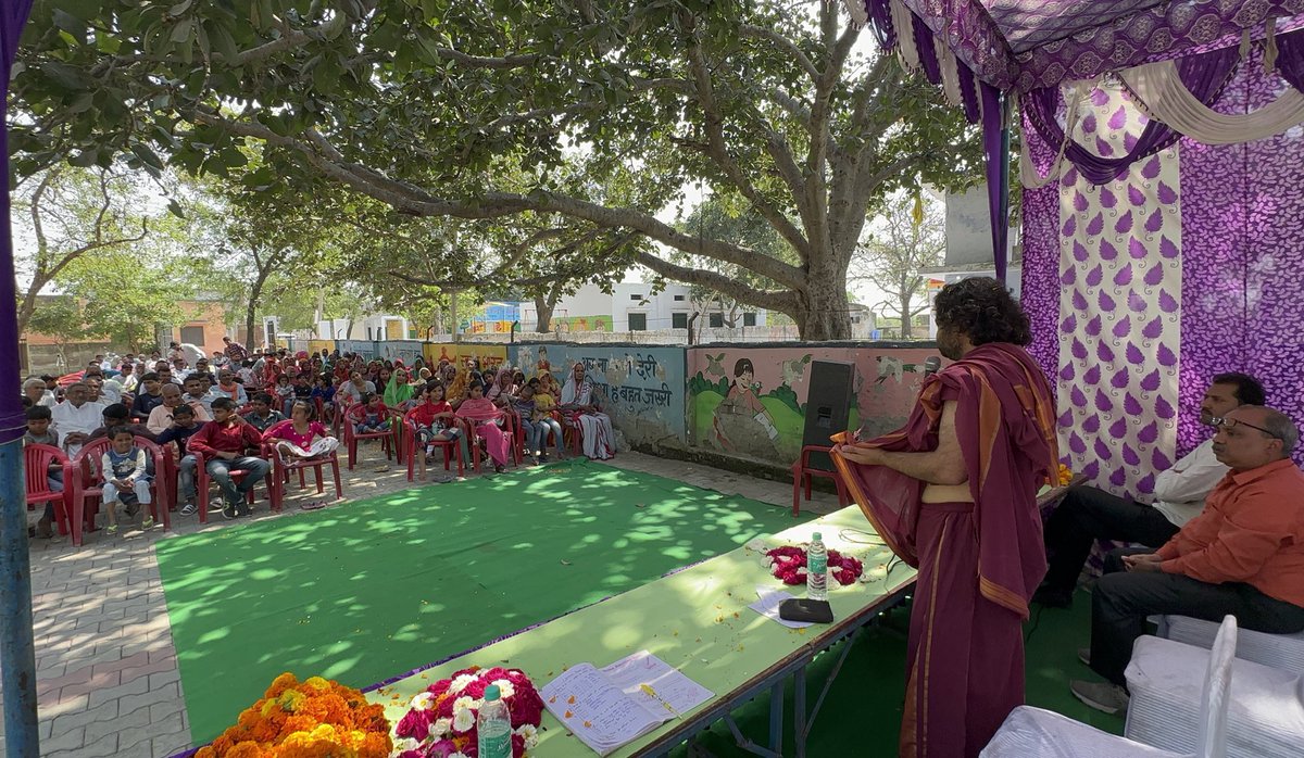 swamidipankar's tweet photo. मोदीनगर में खड़े होकर, राष्ट्र से गमछा फैलाकर भिक्षा माँग रहा हूँ, हिंदुओ एक हो जाओ.. जातियों में बटो मत। #भिक्षा_यात्रा https://t.co/dIwxbbZFq4