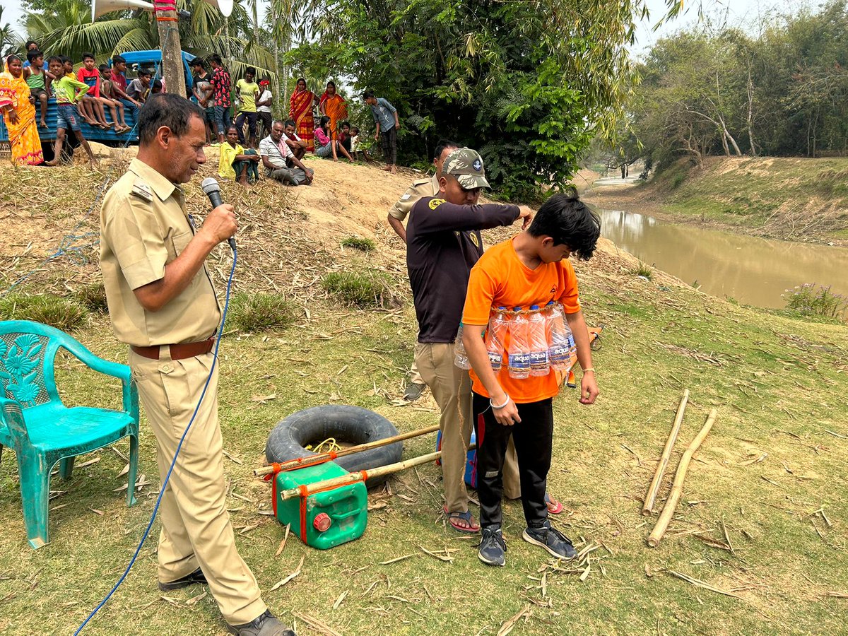 humanaidint's tweet photo. #HAI and @neadsjorhat organised training on first aid and emergency search & rescue for the task forces of #VDRF, with support from SDRF and Emergency Fire & Services in Nagaon district, #Assam. Approximately 40% of trainees are women from the target villages. https://t.co/ALDo5u3Uxe