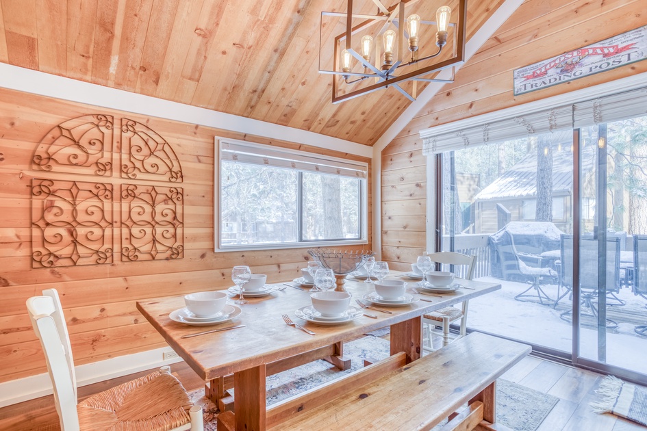 meredithlodging's tweet photo. Getaway to Sunriver this weekend and stay in a 4BR vacation rental for under $350/night!

https://t.co/1tNmJWwCNl https://t.co/3HPQBJ50qk