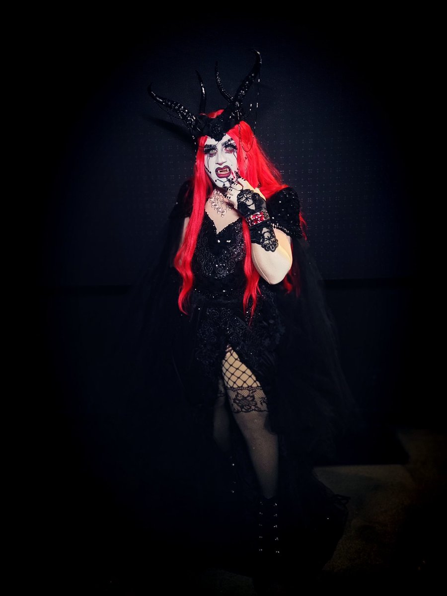 sheidybee's tweet photo. #Vampire https://t.co/CCf63GuwPx
