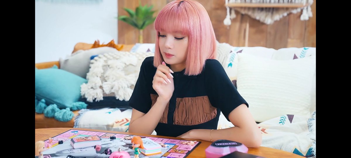 simpbp_'s tweet photo. Más que confirmado que sacarán un juego tipo Monopoly (?, quizás línea de ropa, vídeos de las chicas jugando, habrán más photoshoots y así
Esperemos haber si sí es eso y que pasa
I'm voting for #PinkVenom by @BLACKPINK for #FaveSongSample at the #iHeartAwards https://t.co/Vj1T3UurHG