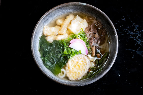 asianbeat_ch's tweet photo. [連載] ♥FUKUOKA UDON 更新🥢
本次將為大家介紹的是，位於福岡縣朝倉市的築後烏冬的名店“#大國屋”。第一次到店的小伙伴，請一定要嚐一嘗堆滿了肉，山菜，裙帶菜，牛蒡天婦羅等各種豐富配菜的店麵名菜“大國烏冬”🎶詳見🔻
https://t.co/oISE1FouvB

#福岡 #烏冬 #美食 #美食分享 #午餐 #好好吃飯 https://t.co/rqyABvx3lL