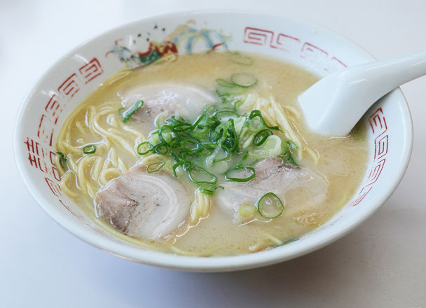 asianbeat_ch's tweet photo. [特輯] 福岡拉麵道 〜 Presented by 麵類專題撰稿人 #山田佑一郎 〜🍜
本次將為大家介紹的是，作為福岡“本地拉麵”之一的大牟田拉麵🥢 位於JR大牟田站徒步約10分鐘之處的“#福龍軒”拉麵，以其醇厚且略帶甘甜的豚骨湯頭為特色🎶詳見🔻
https://t.co/LphkLrpbN2
#福岡 #拉麵 #推薦 #美食 #午餐 #豚骨拉麵 https://t.co/oQgUqw97og