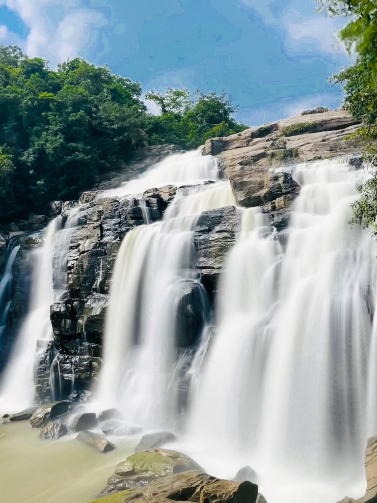 The Jonha fall is also known as Gautama Dhara, as it is believed that Gautama Buddha took a bath here.
At one end of Gautamdhara, there is a temple and an ashram dedicated to Buddha, built by the sons of King Baldevadas Birla.

#triviathursday #jharkhandtourism #jonhafalls