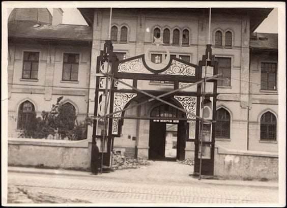 Eğitim alanında  çağdaş öğretmen yetiştirmenin temelleri 16 Mart 1848 tarihinde açılan Darülmuallimin'e dayanmaktadır. 
Bu okulların devamı, Köy Enstitüleri, Öğretmen Okulları ile devam etti.
Kuruluşunun 175.yılında  Öğretmen Okullarını saygı ile yad ediyorum.

İyi ki Öğretmenim!