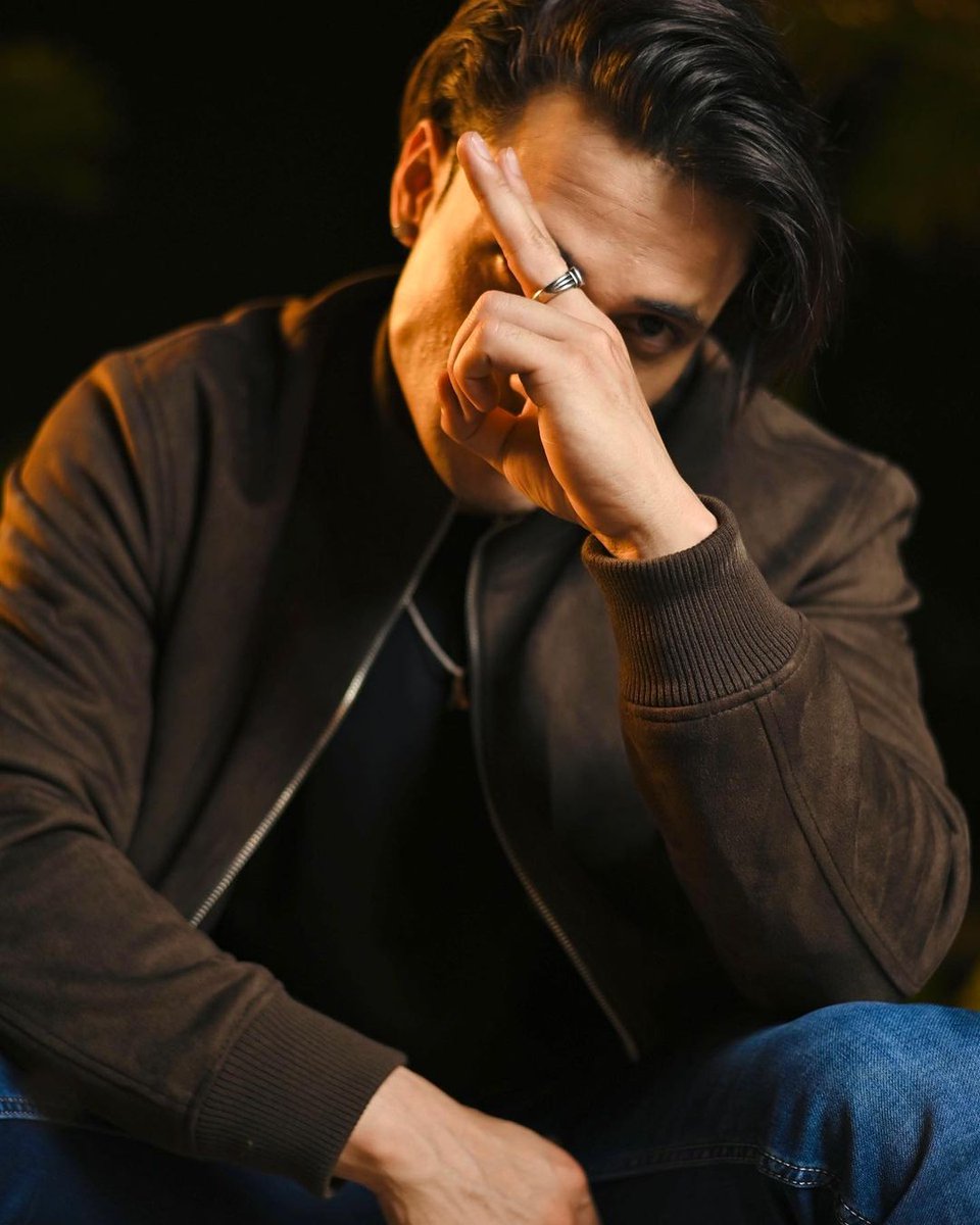 AsimRiazEmpire's tweet photo. Him, that's it. 😌♥️

#AsimRiaz #AsimSquad #TeamAsimRiaz https://t.co/D6BY02f9d7