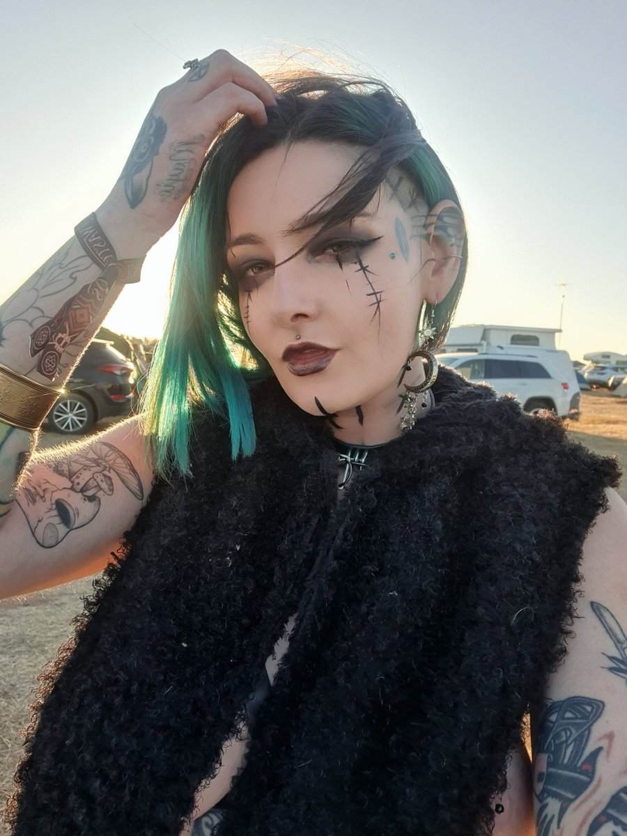 Lacethebarber's tweet photo. Hey everyone I've been in the land of esoteric 👽 im booked out this weekend but ill be back cuting up your brains next week from Tuesday 😛🔪 https://t.co/g6mDJaT83X