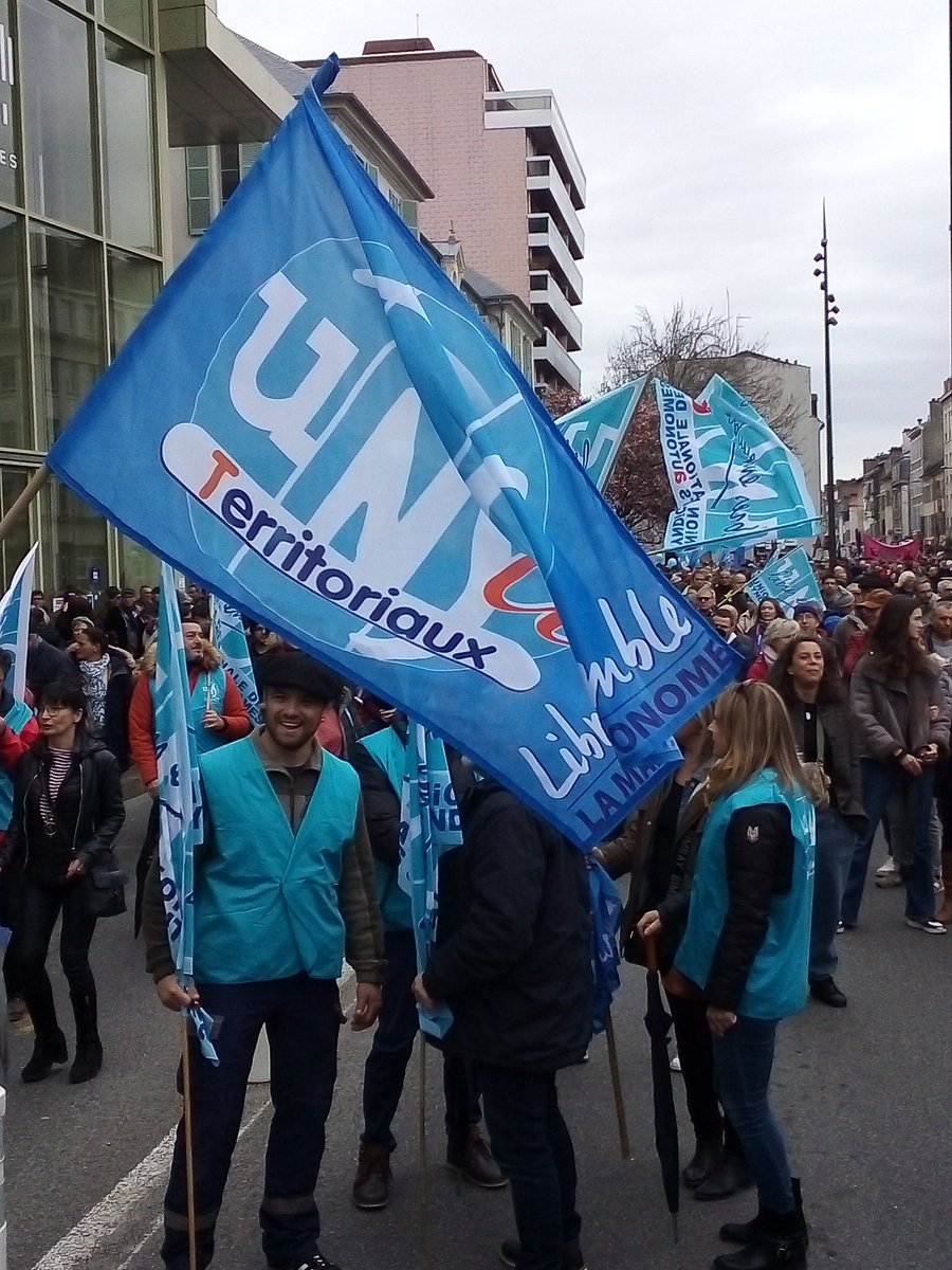CD64UNSATER's tweet photo. Encore 20000 manifestants à Pau et Bayonne. @UNSA_officiel @FedUNSATer @UnsaFP https://t.co/5g49BJHA2t