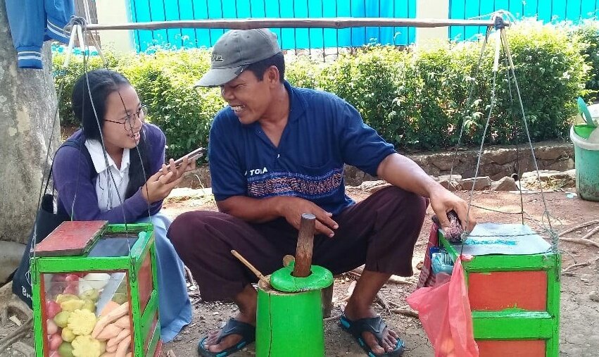 @Paltiwest <a href="/ridwankamil/">Ridwan Kamil</a> 🙎 "Kang, kenal ka Kang <a href="/ridwankamil/">Ridwan Kamil</a> ?
🤠 "Terang..neng, naon kitu ? "
🙎 " Bageur cenah..kang, sok ngabagi-bagi bahan rujak ka balad2na.."
🤠 " Kitu neng...? "
🙎 " Enya cenah kang.. Manehna  oge cnh beukieun pisan rujak.."

🤣🤣