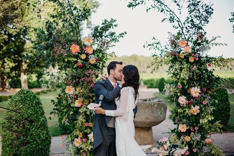 La pedida de mano cambió de rumbo al tiempo que la pandemia hacía acto de presencia… 

El plan inicial era darle el anillo en Roma pero, como no pudo ser… (¡y el anillo ya quemaba en las manos!) finalmente fue en su casa, después de dar un paseo con … instagr.am/p/Cp16bcWNAO6/