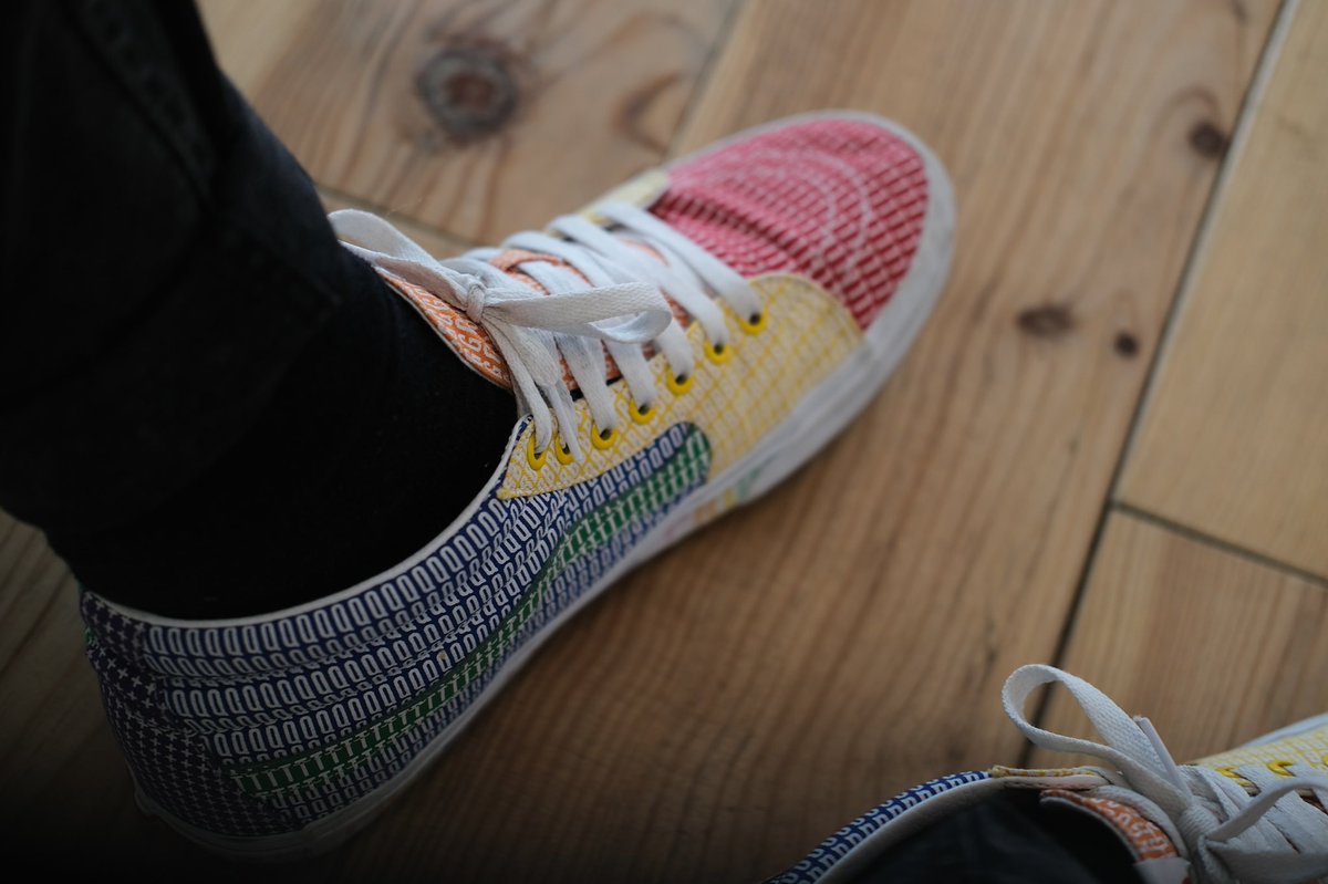 OnlyVans1966's tweet photo. ES | Aprovechando la llegada de la primavera para lucir estas #Sk8Mid edición PRIDE. 👟🏳️‍🌈

EN | Spring is here! Time to show these #Vans Sk8Mid PRIDE edition. 😍☀️

#onlyvans #sneakerhead #sneakerfreaker #lgtb #lgtbi #pride #vanspride #vanssk8mid https://t.co/y33VESHiuf