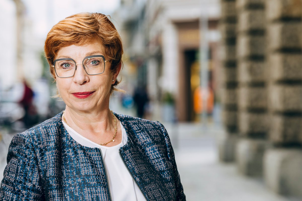 DPhV's tweet photo. Das Abitur soll bundesweit einheitlicher werden! 💪
Wir kämpfen seit Jahren dafür, beim Abitur eine länderübergreifende Vergleichbarkeit zu erreichen - jetzt kommt die KMK mit den angestrebten Änderungen beim Abitur unserer Forderung nach!

👉https://t.co/Sy2jeNzcrE #twlz #abitur https://t.co/pZir32HcVZ