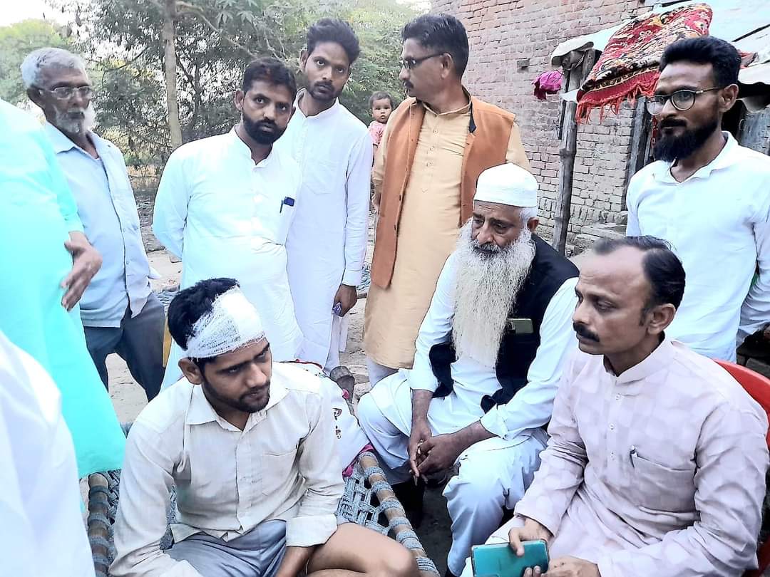 GulshadJNP's tweet photo. @aimimupofficial जौनपुर @imshaukatali साहब के निर्देश पर एक प्रतिनिधिमंडल पूर्वांचल प्रभारी इसरार अहमद, जिलाध्यक्ष इमरानबन्टी के नेतृत्व में बंधवा बाजार,लोहिन्दा गावँ जौनपुर पहुंच कर पीड़ितों से मुलाकात कर 50,000 रुपए का आर्थिक सहयोग का चेक परिवार को सौंपा, https://t.co/amemOCzKkf