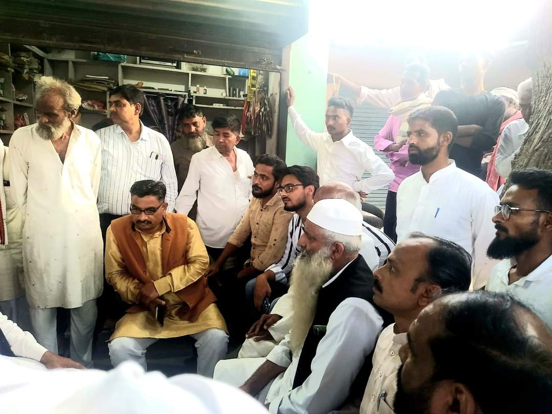 GulshadJNP's tweet photo. @aimimupofficial जौनपुर @imshaukatali साहब के निर्देश पर एक प्रतिनिधिमंडल पूर्वांचल प्रभारी इसरार अहमद, जिलाध्यक्ष इमरानबन्टी के नेतृत्व में बंधवा बाजार,लोहिन्दा गावँ जौनपुर पहुंच कर पीड़ितों से मुलाकात कर 50,000 रुपए का आर्थिक सहयोग का चेक परिवार को सौंपा, https://t.co/amemOCzKkf