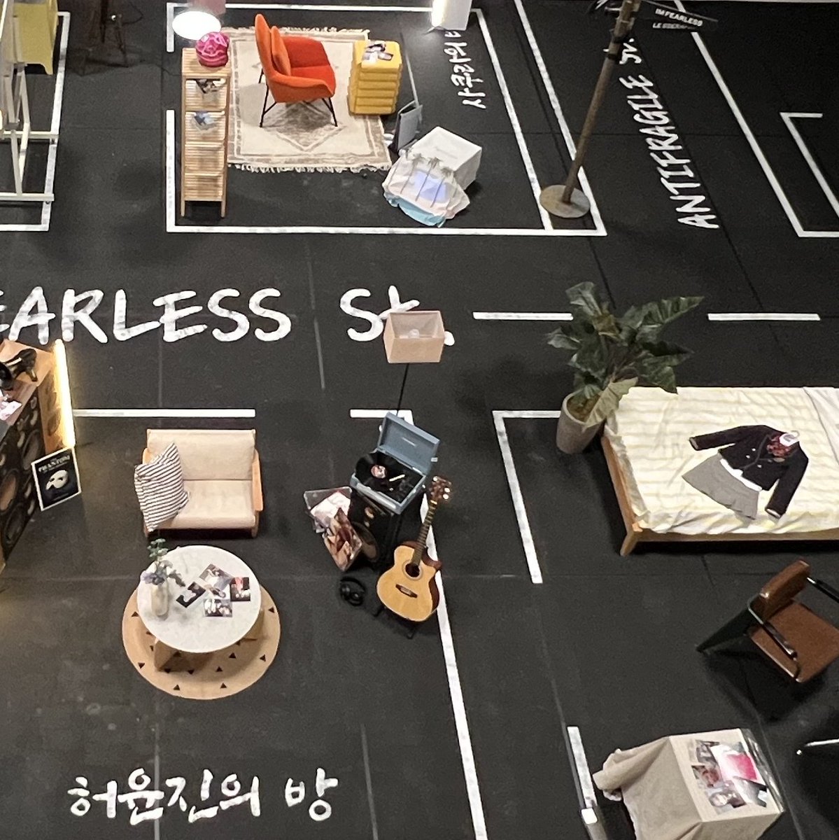 K_POP_GEN's tweet photo. 📸 #케젠촬영현장 #EP5_GirlsRule 

💪🏻짱세라핌이 되기까지-!
서로 다른 이야기로 가득 채워 온
르세라핌🤍 멤버들의 방이 궁금하다면?

르세라핌이 묻고, 르세라핌이 답한다🌷

<케이팝제너레이션 5화> 에서 확인 가능🫶🏻

#케이팝제너레이션 #KPOP_GENERATION  #LE_SSERAFIM #르세라핌 #티빙 https://t.co/bPkqs9jbbn