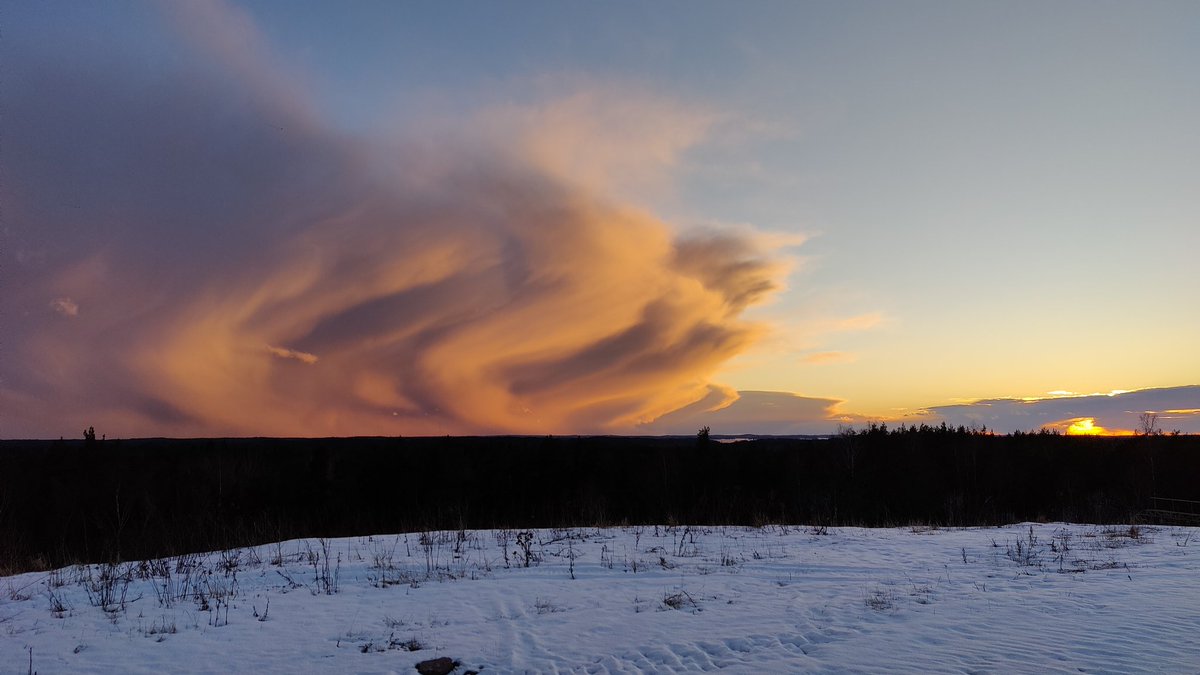 @YleSaa @KKotakorpi @AnniinaValtonen Näin upeat pilvet näkyivät eilen illalla Turussa Hirvensalon laskettelukeskuksen huipulta. Auringonlasku värjäsi ne uskomattoman kauniiksi.