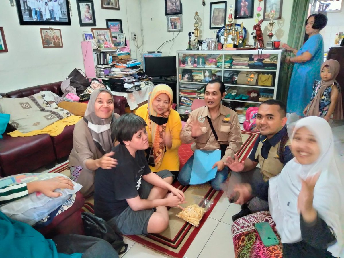 Kasi Kesos bersama Tim Verivali, Karang Taruna dan Ketua PSM Kelurahan Sekeloa menerima bantuan sembako dari Dinsos untuk korban kebakaran di RW 14. #SekeloaAsri #CoblongJitu <a href="/coblongjitu/">Kecamatan Coblong | #BandungNuUrang</a>