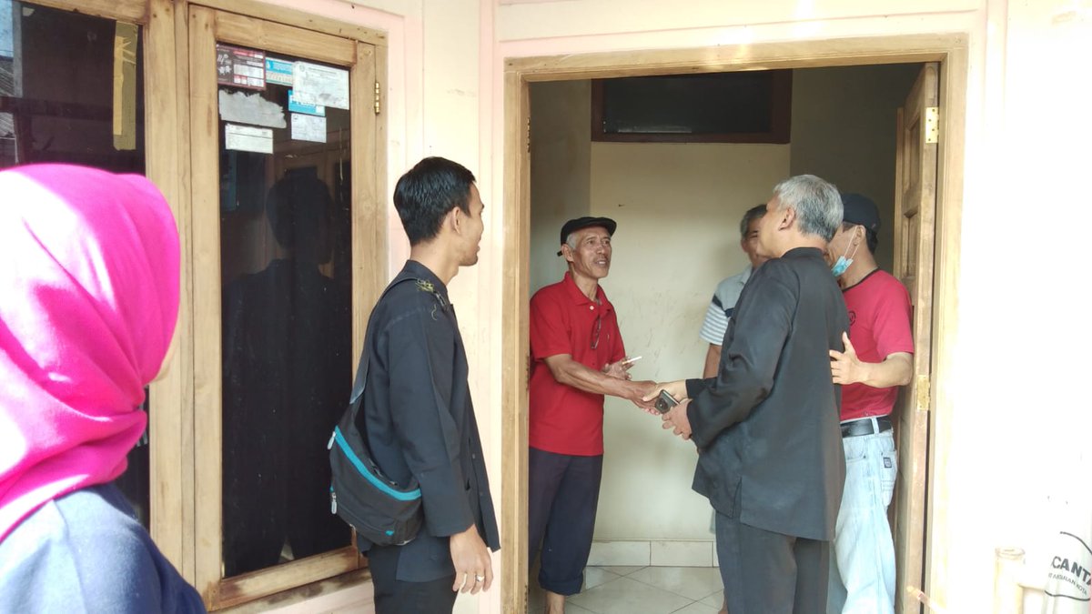Bapak Camat Coblong, Bapak Lurah, Kasi Ekbang dan Staff melakukan monitoring ke TKP bekas Kebakaran di RW 14. Kami berharap semoga para korban kebakaran di RW 14 dapat segera pulih dari kejadian yang menimpa. Kamis, 16 Maret 2023 #SekeloaAsri #CoblongJitu <a href="/coblongjitu/">Kecamatan Coblong | #BandungNuUrang</a>
