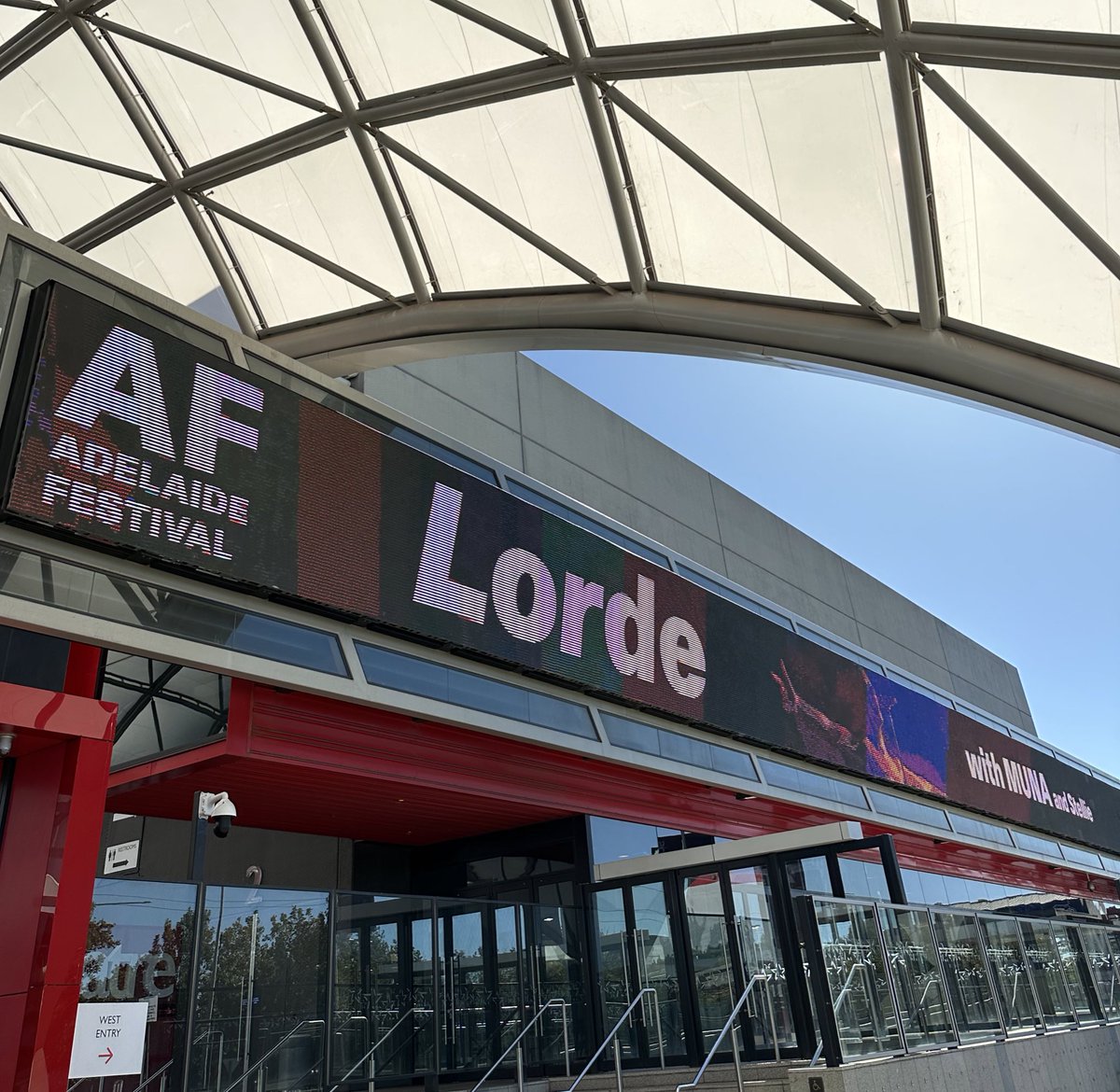 let’s fkn go!!!!!!!!!!!! @lorde 

#lorde #solarpowertour #adelaidefestival