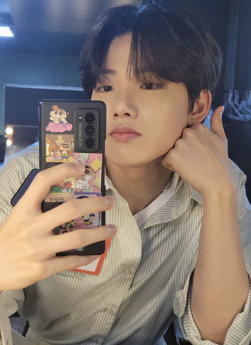 S2_Junkyu_S2's tweet image. 뀨프들이 &apos;김준규&apos;를 좋아하는 이유
1. 줏대있게 갤럭시 폴드와 갤워치를 씀
2. 그렇지 못한 얼굴에 짱구 좋아함 최애는 부리부리
3. 짱구마스크까지 끼고 슈프림 처돌이라 후드티 각종 색깔별로 가지고 있어 돌려입음
4. 근데 또 작정하고 꾸미는 날엔 셔츠.라이더 입고 환장하는 핏으로 나타남