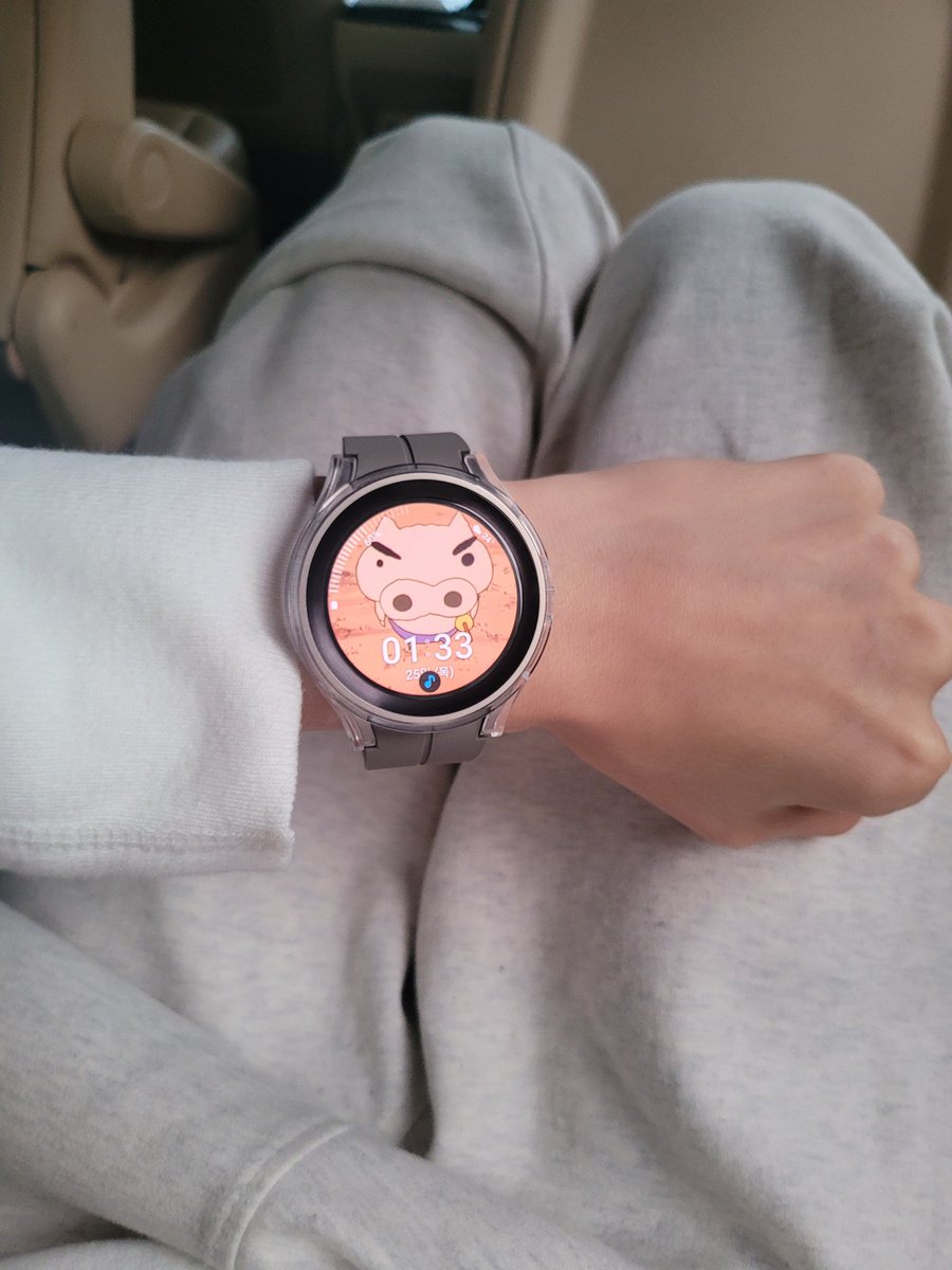 S2_Junkyu_S2's tweet image. 뀨프들이 &apos;김준규&apos;를 좋아하는 이유
1. 줏대있게 갤럭시 폴드와 갤워치를 씀
2. 그렇지 못한 얼굴에 짱구 좋아함 최애는 부리부리
3. 짱구마스크까지 끼고 슈프림 처돌이라 후드티 각종 색깔별로 가지고 있어 돌려입음
4. 근데 또 작정하고 꾸미는 날엔 셔츠.라이더 입고 환장하는 핏으로 나타남