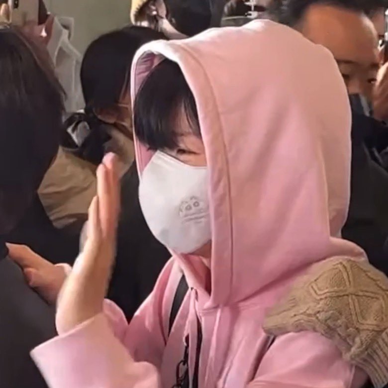 S2_Junkyu_S2's tweet image. 뀨프들이 &apos;김준규&apos;를 좋아하는 이유
1. 줏대있게 갤럭시 폴드와 갤워치를 씀
2. 그렇지 못한 얼굴에 짱구 좋아함 최애는 부리부리
3. 짱구마스크까지 끼고 슈프림 처돌이라 후드티 각종 색깔별로 가지고 있어 돌려입음
4. 근데 또 작정하고 꾸미는 날엔 셔츠.라이더 입고 환장하는 핏으로 나타남