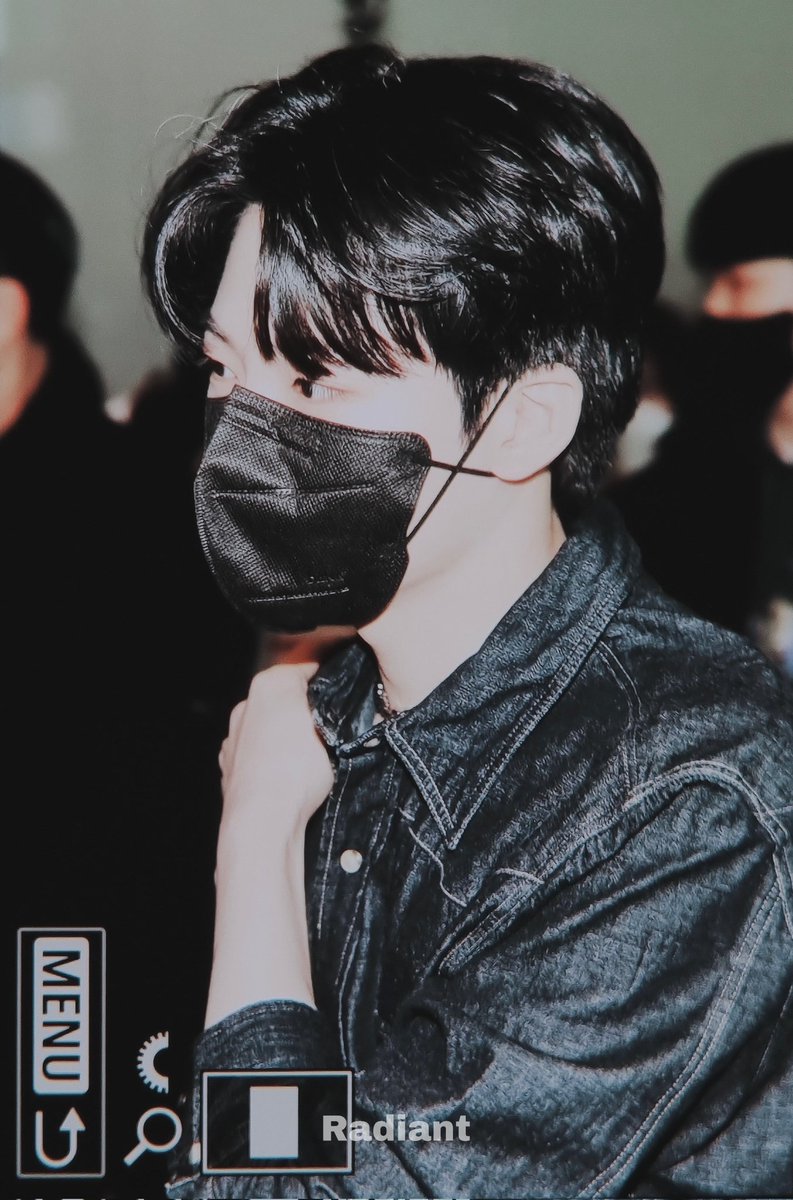 S2_Junkyu_S2's tweet image. 뀨프들이 &apos;김준규&apos;를 좋아하는 이유
1. 줏대있게 갤럭시 폴드와 갤워치를 씀
2. 그렇지 못한 얼굴에 짱구 좋아함 최애는 부리부리
3. 짱구마스크까지 끼고 슈프림 처돌이라 후드티 각종 색깔별로 가지고 있어 돌려입음
4. 근데 또 작정하고 꾸미는 날엔 셔츠.라이더 입고 환장하는 핏으로 나타남