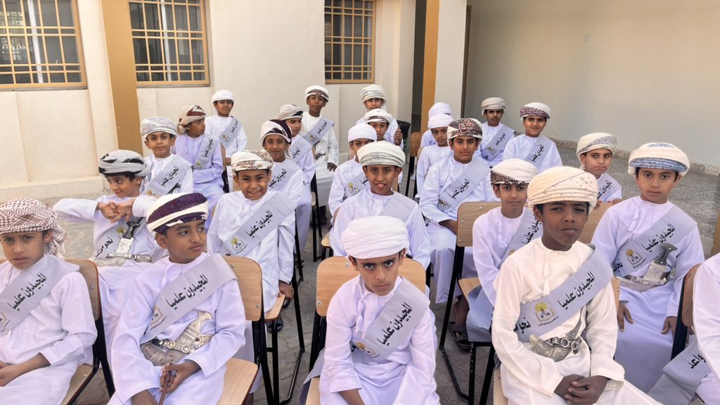 سعدنا اليوم بتكريم كوكبة من المجيدين برعاية من عضو المجلس البلدي بالولاية سعادة الشيخ محمد بن ناصر الحجري وبمعية مدير المدرسة الدكتور خالد بن مجمد البطاشي واولياء امور الطلبه المكرمين