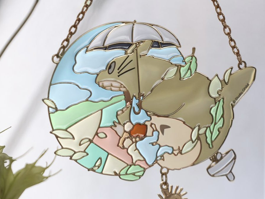 geemanee's tweet photo. 🌳พร้อมส่ง 1 ชิ้น🌳 Sun Catcher ลาย Totoro ซีนที่โตโตโร่บิน 🍃 จี้ห้อยเป็นน้องฝุ่นสองตัว 🥰

วัสดุ: เลียนแบบ stained glass💎 ลายทะลุมองได้ 2 ด้าน แขวนหน้าต่างสวยมากแน่นอนค่า
ขนาด: 125 x 280 x 27mm

1650฿ รวมส่ง

#ตลาดนัดจิบลิ  #ตลาดนัดGhibli #จิบลิ https://t.co/Va8KJg1wXa
