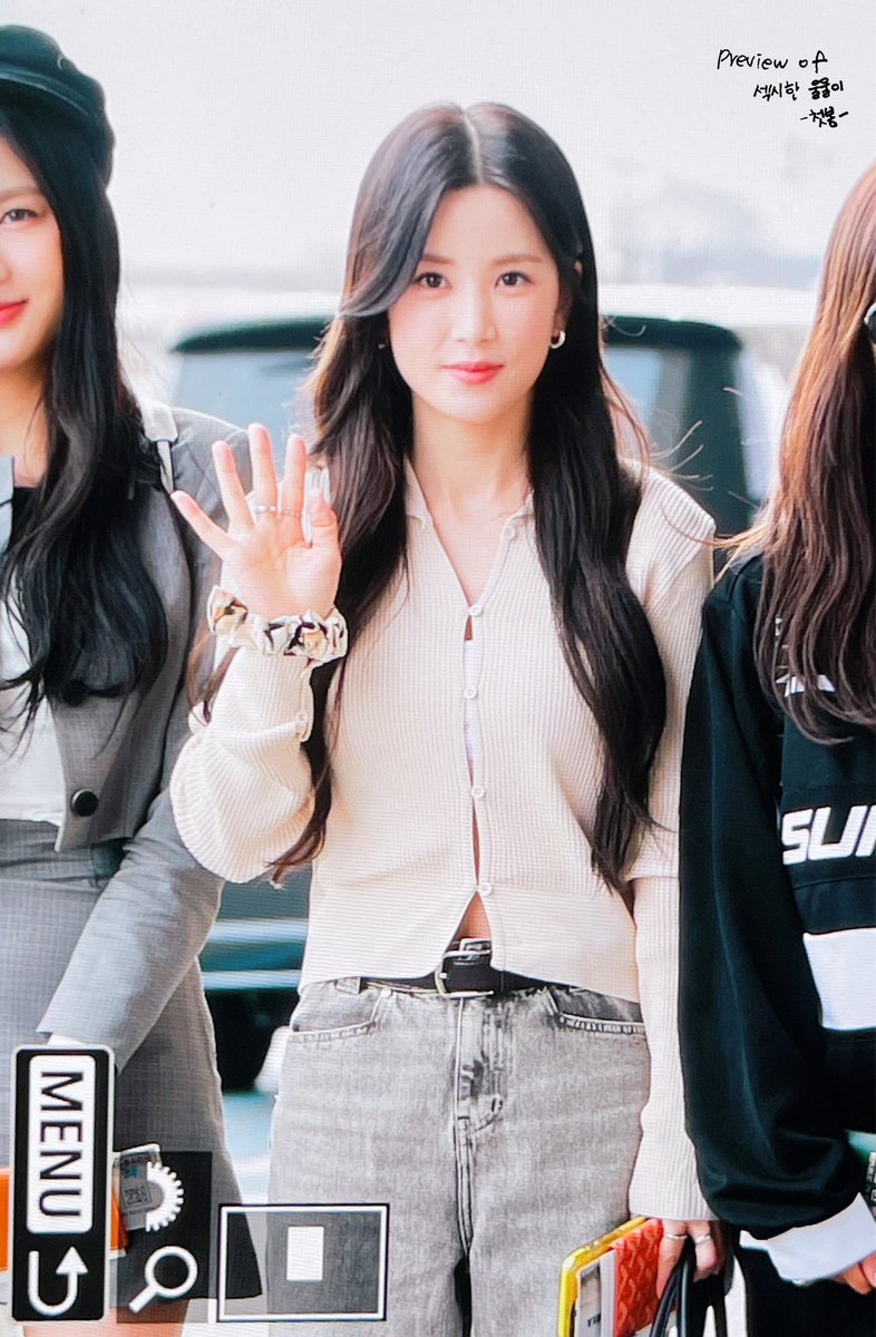 firstspring_313's tweet image. 첫봄 Preview🌸
230316 김포공항 출국
🫶🏻🫶🏻🫶🏻🫶🏻

@Apinkpcr @Apinkbm
#에이핑크 #Apink #Framily 
#박초롱 #초롱 #ParkChorong #Chorong #チョロン 
#윤보미 #보미 #YoonBomi #Bomi #ボミ
#초봄 #첫봄 #Chobom