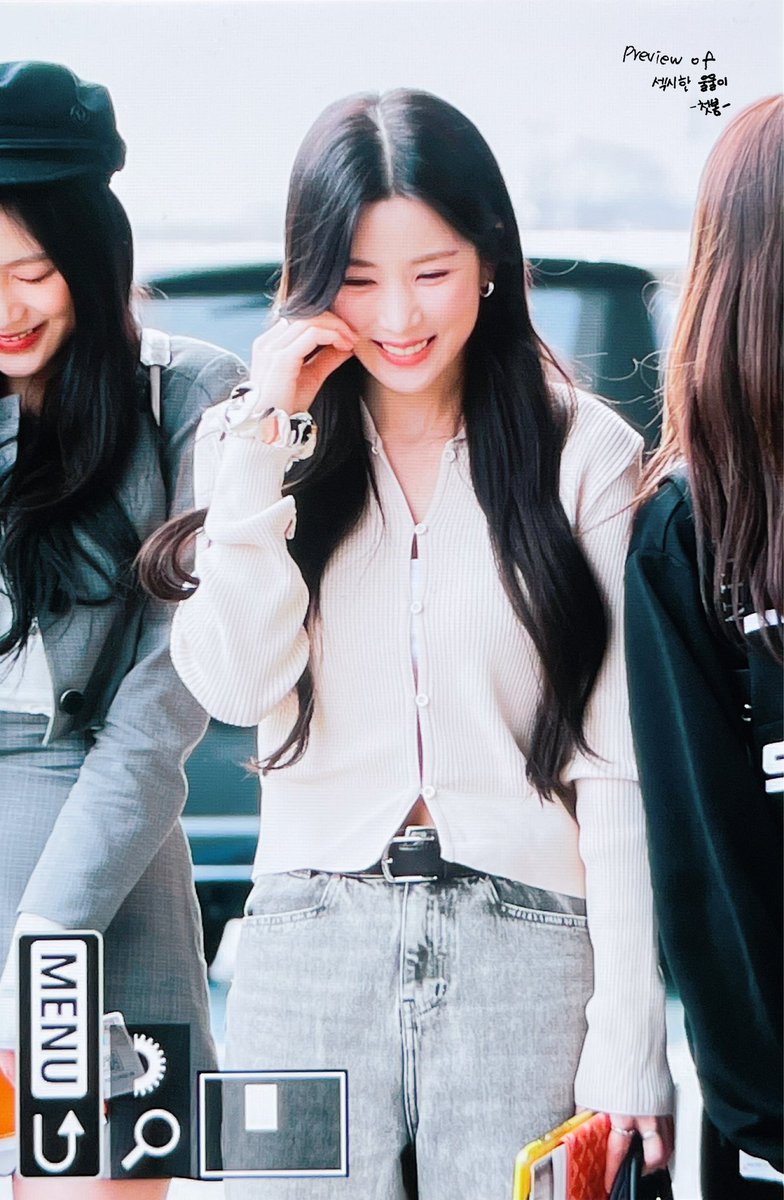 firstspring_313's tweet image. 첫봄 Preview🌸
230316 김포공항 출국
🫶🏻🫶🏻🫶🏻🫶🏻

@Apinkpcr @Apinkbm
#에이핑크 #Apink #Framily 
#박초롱 #초롱 #ParkChorong #Chorong #チョロン 
#윤보미 #보미 #YoonBomi #Bomi #ボミ
#초봄 #첫봄 #Chobom