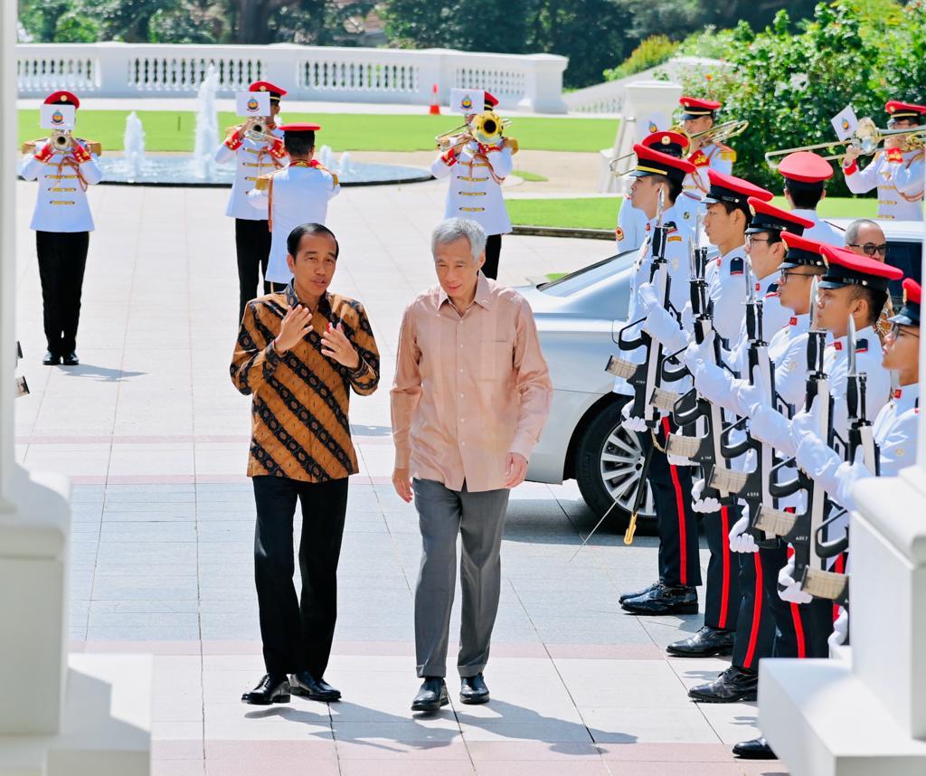 jokowi's tweet photo. Tiba di Istana Kepresidenan Singapura dan disambut langsung Perdana Menteri Lee Hsien Loong. Kami memperkenalkan anggota delegasi masing-masing. Saya dan PM Lee kemudian menuju ke Kantor Perdana Menteri untuk melakukan pertemuan informal pada hari ini. https://t.co/NkRM1OODIh