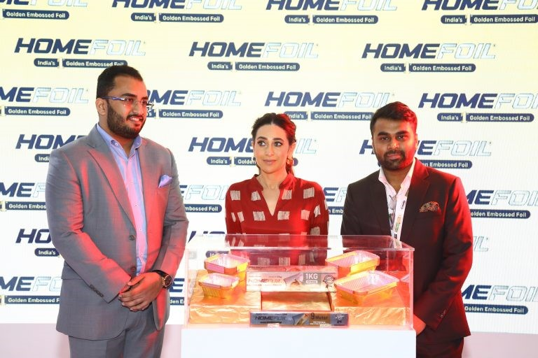 Alcircle's tweet photo. Indian film actress unveils Golden Embossed HOMEFOIL by #LSKBAluminiumFoils
➡️https://t.co/he4xWFkKKn
#KarismaKapoor #HOMEFOIL #aluminium #aluminiumfoil #alcirclenews #AlCircle https://t.co/rcfS5cPmge