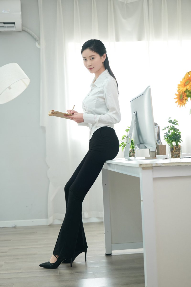 到这家公司实习秘书有两个月了，我总感觉有人在偷偷的窥探我，今天公司的空调坏了，趁没人刚解开衣领凉快一下，没想到一个人突然闯了进来……

出镜：@_nnian 
《实习秘书》上新，完整版私信🥰 https://t.co/CPCP79Vv7V
