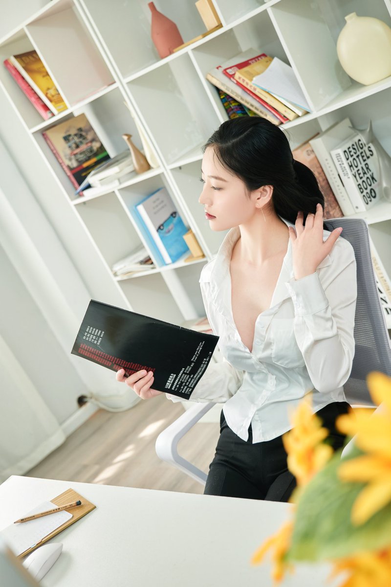 到这家公司实习秘书有两个月了，我总感觉有人在偷偷的窥探我，今天公司的空调坏了，趁没人刚解开衣领凉快一下，没想到一个人突然闯了进来……

出镜：@_nnian 
《实习秘书》上新，完整版私信🥰 https://t.co/CPCP79Vv7V