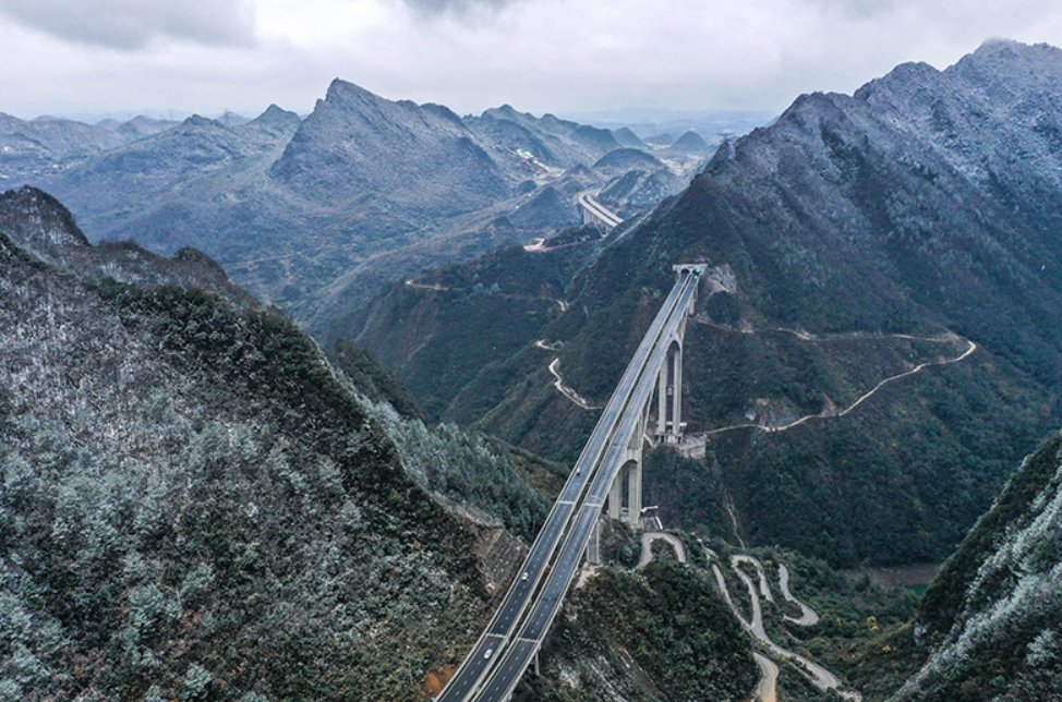 LiveinGuizhou's tweet photo. 【Ganxi Bridge❤】#Ganxi Bridge measures 1,220 m in total length. Cars come and go on the bridge as lush mountains embrace the green wavelets ripple beneath.🥰🥰

📷 by Xinhua News

#Guizhou #China #onebridgeaday https://t.co/TTPbqvWBEC
