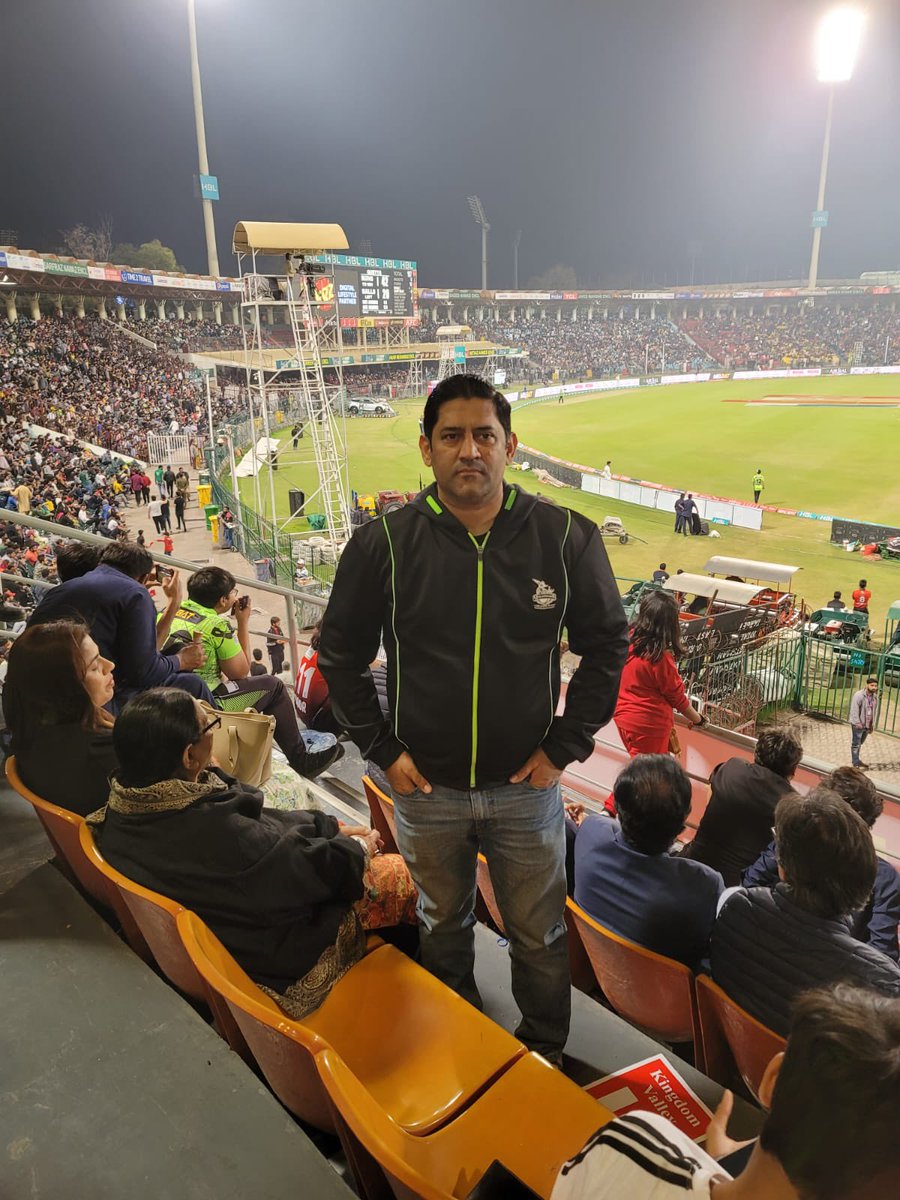 RealIsmail4's tweet photo. Lahore ki haar ka reason saamme  agaya 😂😂 

#Playoffs | #HBLPSL8 | #PSL8 | #LQvMS https://t.co/FXTq4OeRbJ