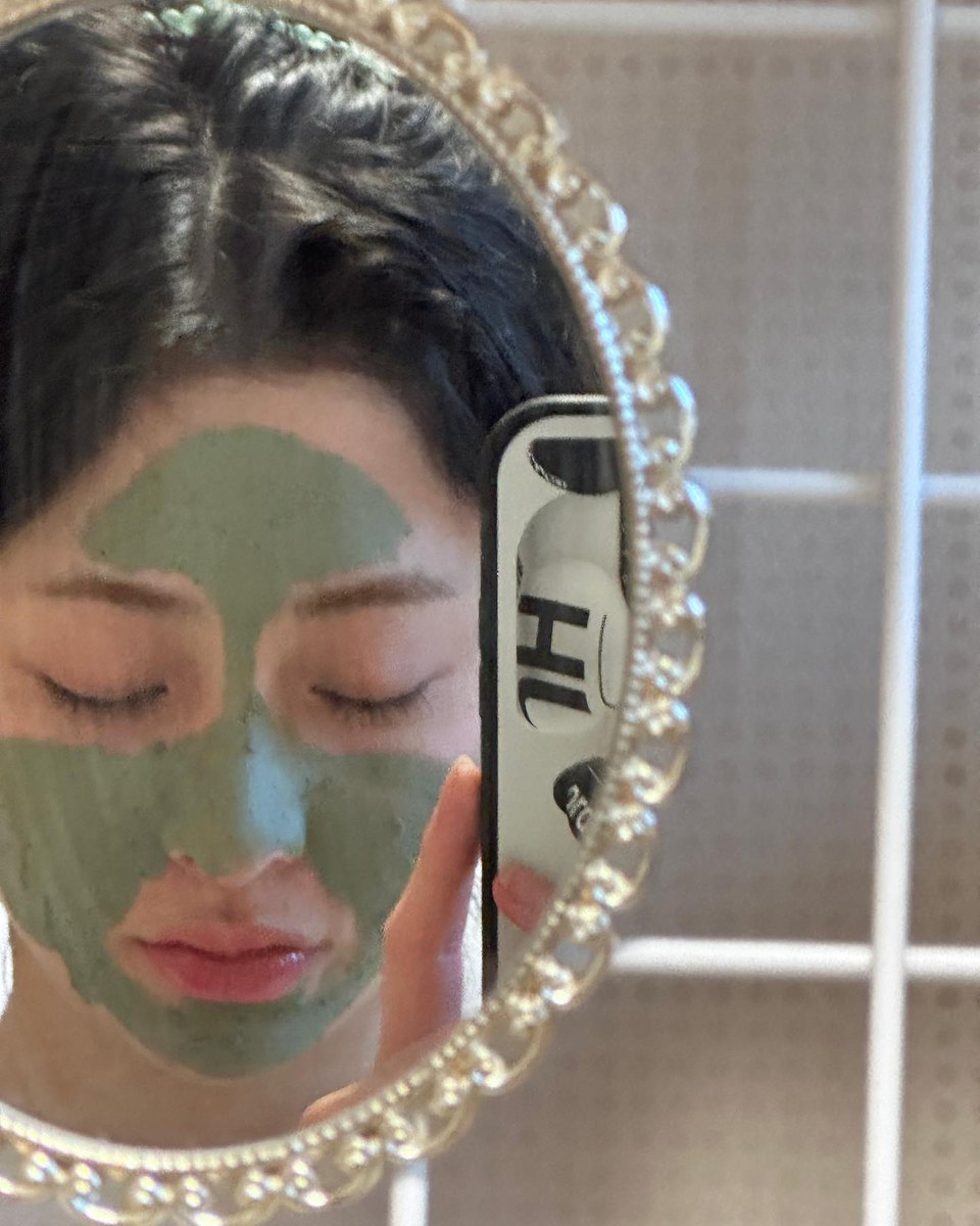 yuxoao's tweet photo. yup, yup, today is perfect time to pamper yourself. my day off is filled with wearing a mask! I think something is missing if I don’t snap a mirror selfie. geez. https://t.co/LXB5YuTQi9