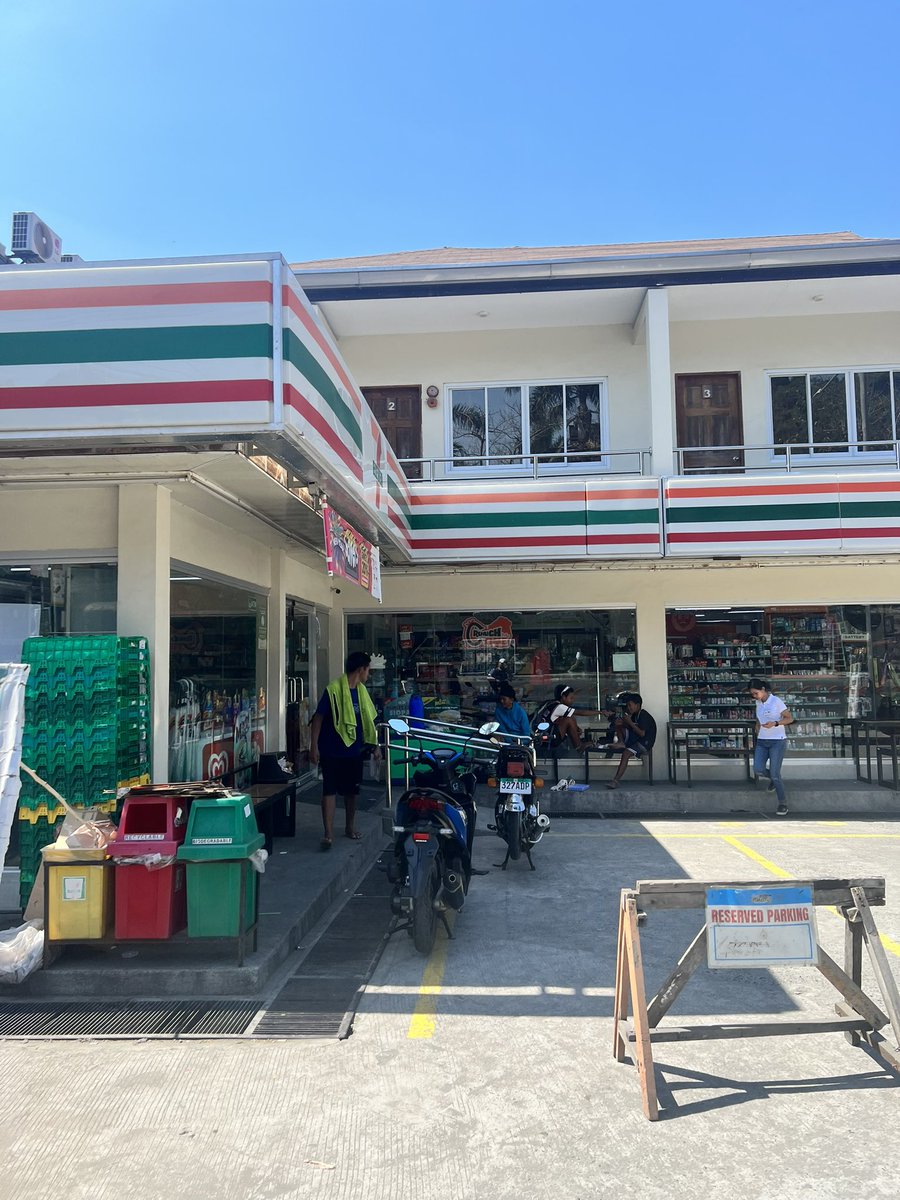 HindiMoCALEBel's tweet photo. So eto pala yung iconic 7-11 https://t.co/erCLDDYs0O