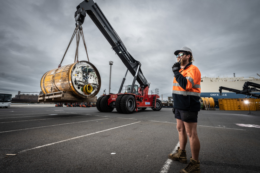 Kalmarglobal's tweet photo. Kalmar Super Gloria #Reachstackers are powerful and extremely versatile workhorses for various industries and can handle much more than just containers.
Read the customer case from Port Kembla, Australia: https://t.co/FdVjf92KvC
#logistics #industry https://t.co/YNnixJPNef