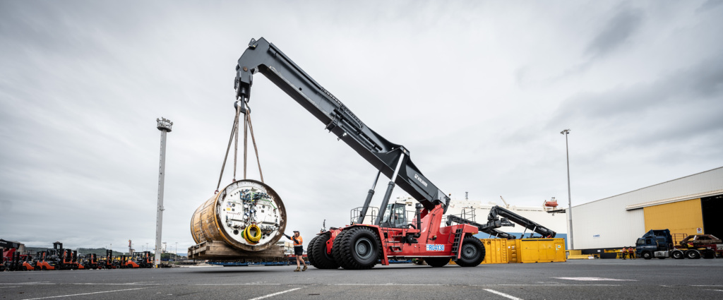 Kalmarglobal's tweet photo. Kalmar Super Gloria #Reachstackers are powerful and extremely versatile workhorses for various industries and can handle much more than just containers.
Read the customer case from Port Kembla, Australia: https://t.co/FdVjf92KvC
#logistics #industry https://t.co/YNnixJPNef