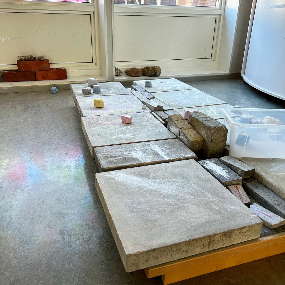 While at Sommaräng preschool in Södertälje yesterday I saw this play exploration area and have not been able to stop thinking about it.
1.