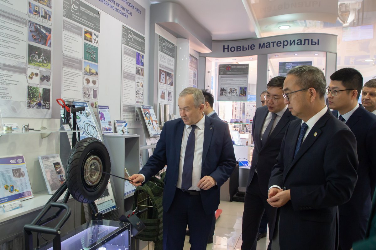 CM_Belarus's tweet photo. 🛰15 марта, Генеральный директор Ли Чжунхань посетил Белорусскую Национальную академию наук.
🛰3月15日，中白工业园区开发公司总经理李钟汉到访参观白俄罗斯国家科学院，并与白俄罗斯国家科学院第一副主席齐日科举行会谈。
#一带一路 #经济 #金融 #投资 #中白工业园 #中国 #白俄罗斯 https://t.co/9EZCsyS5Ra