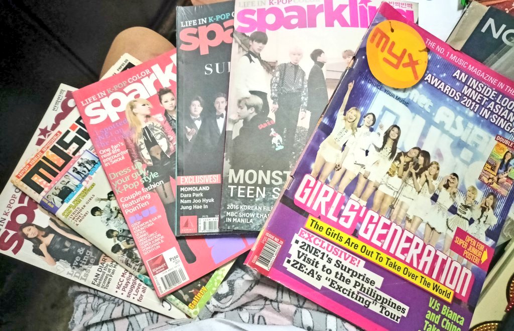 _arvivi's tweet photo. Sali akooo! Entry ko lang mga natitirang magazines sa bahay 😂 
#MIDZYFM https://t.co/MA6F5pCBua