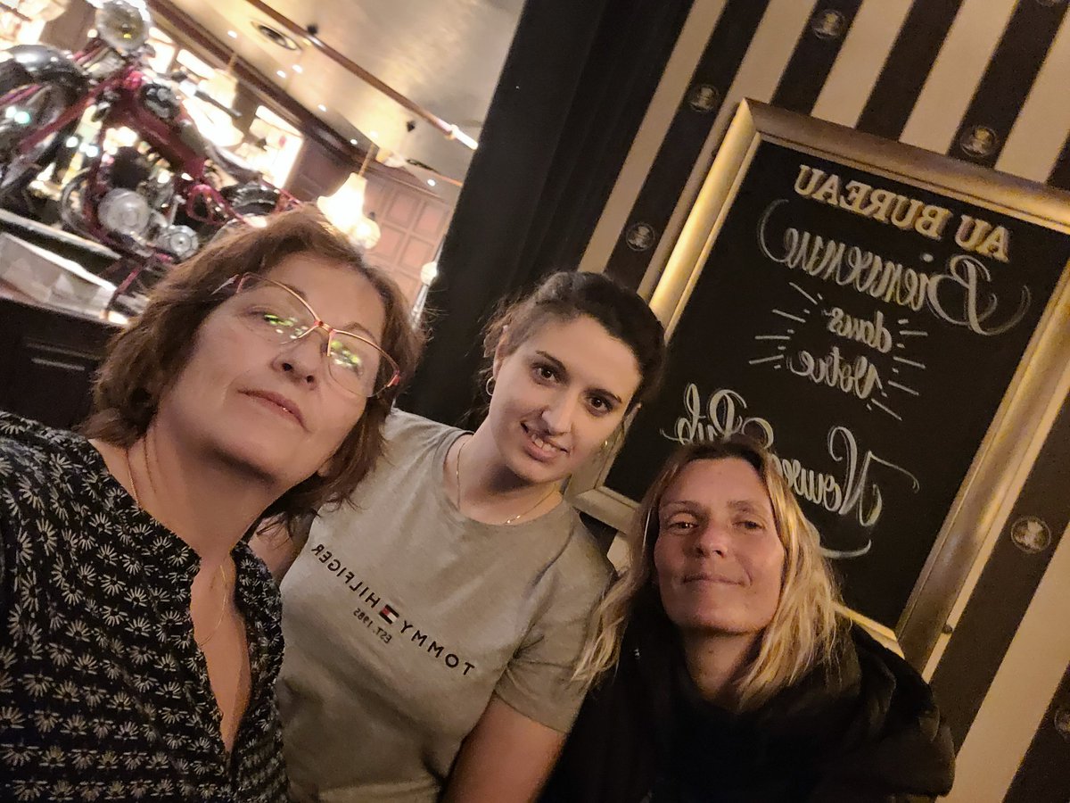 Martiine40's tweet photo. Que de bons moments partagé avec nos amis Vianneyphiles
@gaellebcn @40Claire ! 🥰  Rire, sourire et parler un peu beaucoup, a la folie, énormément de toi @VianneyMusique 😅 et se dire que l'on n est bien comme ça !  Ça n'a pas de prix alors #MerciPourÇa ❤️ https://t.co/V9b7mG83uC