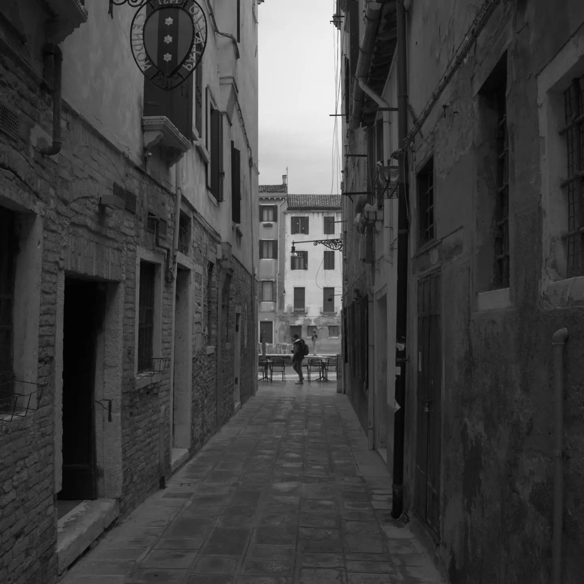MarcoFosci's tweet photo. Venice, some calli of the city, tourists or simple passers-by are presences that leave a mark.
—
#venice #lagoon #calle #passerby #serenissima #italy #black #white #bnw #bnwphotography #blackandwhite  #monochrome #bnwphotos #moments_in_bnw #moments_in_photography #moments #moment https://t.co/2599OfzMnj