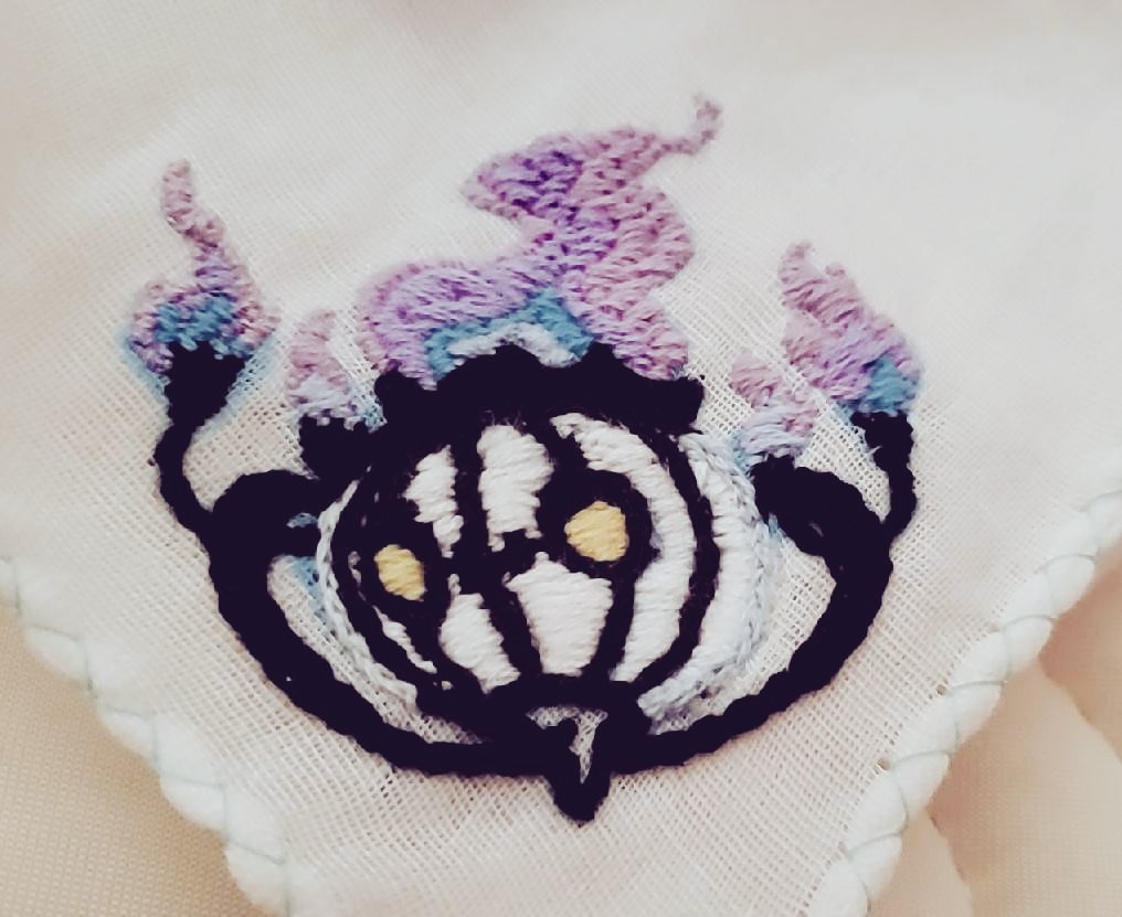 emynyanko's tweet photo. 去年の夏頃から刺繍をはじめた超初心者の私が、プレゼント用に頑張って刺したヤツ見てほしい！
ポケモンの『シャンデラ』とグラブルの『ビィ』くんだよ！ https://t.co/ZQ9qTmhMoG