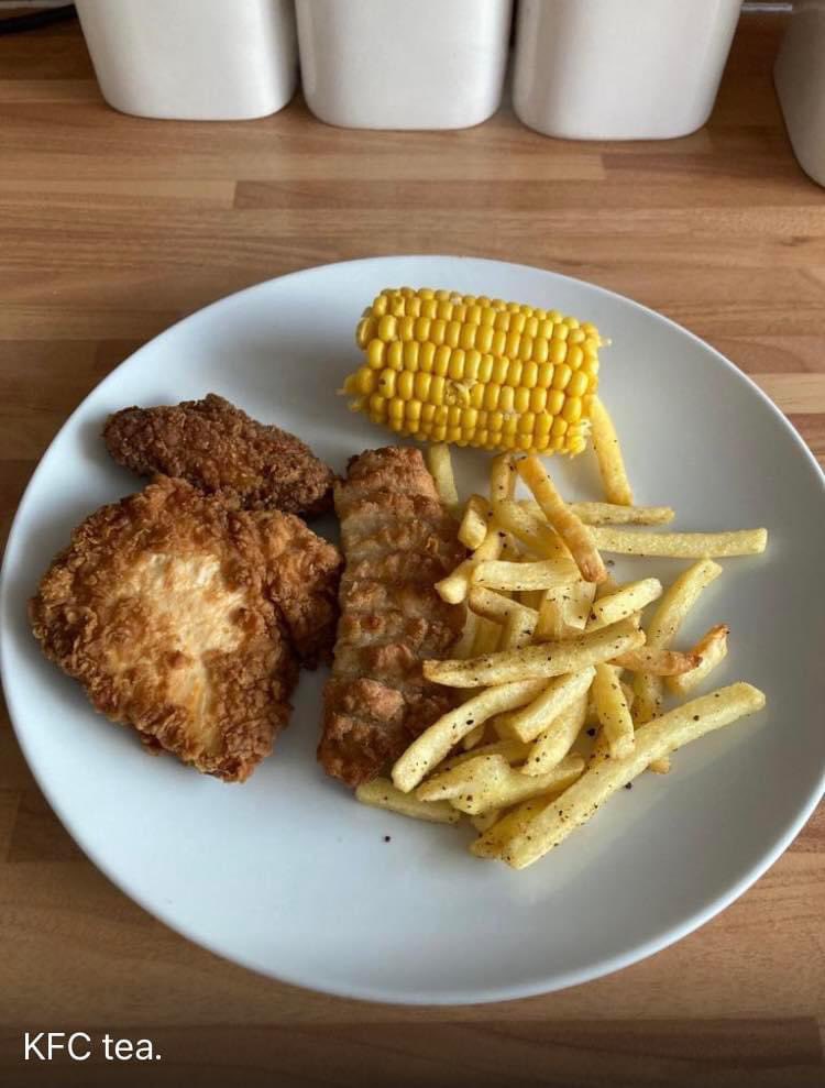 slzfw21's tweet image. Saved KFC for tea. @KFC_UKI mmmmm #savedfood #wastelesssavemore