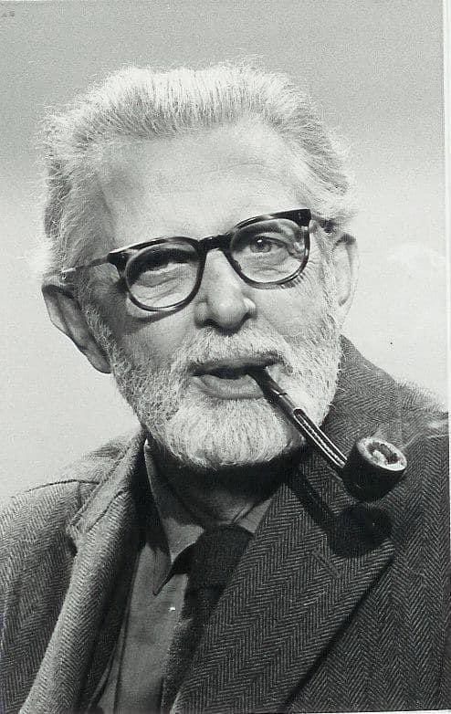 This is the guy who ‘turned me on’ to the countryside as a child. I found him gentle, informative and really interesting
The opening music alone compelled me to sit still, shut up and listen..
A snippet where Jack Hargreaves explains a use for Hornbeam 🌳youtu.be/FHG8xEZbjH4